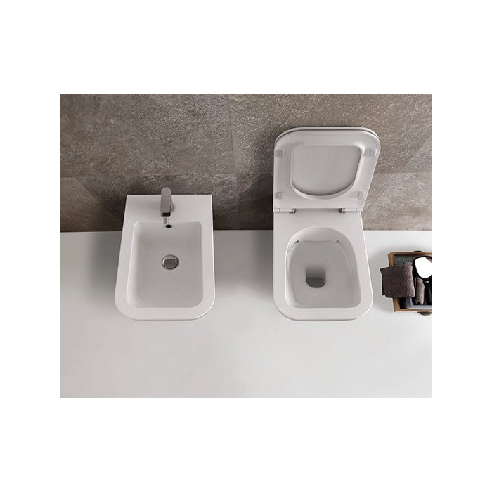 Piekaramais WC GLOBO katls ar Rimless tehnoloģiju un plānu, lēni kustīgu vāku