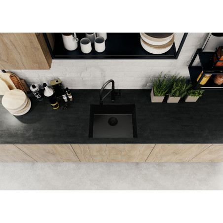 Zem darba virsmas ir uzstādīta izlietne BLANCO SUBLINE 500-U Black Edition, melna