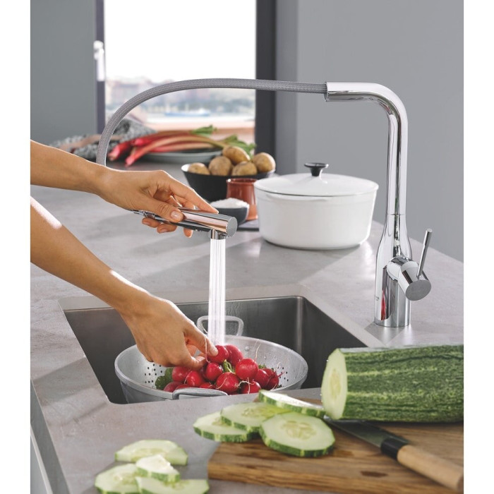 Смеситель для кухни (умывальника) с выдвижным шлангом GROHE Essence, 30504000
