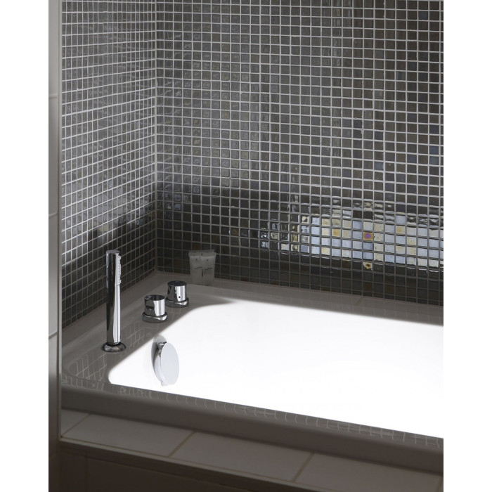 A 3-piece thermostatic faucet GUSTAVSBERG Skandic with siphon is installed on the edge of the bathtub